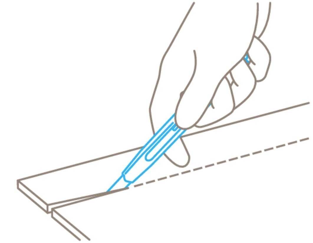 Une main coupe le long d'une ligne pointillée à l'aide d'un cutter. Une règle est utilisée pour guider précisément la coupe.