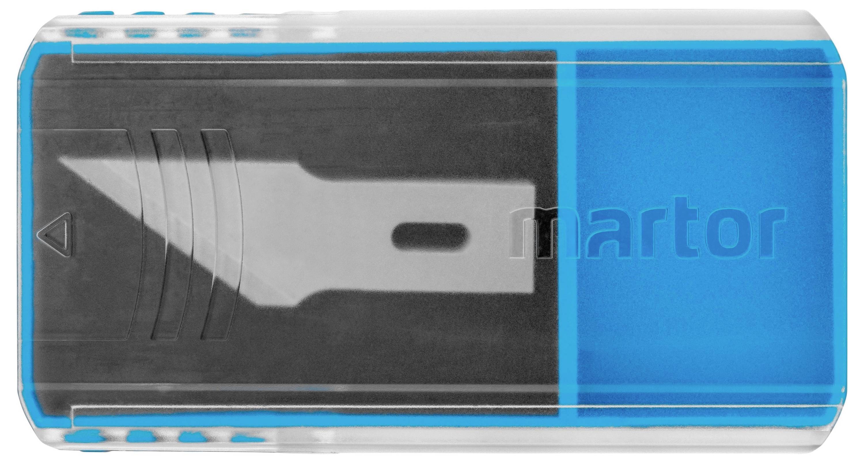 Un étui transparent en plastique contient une lame argentée sur le côté gauche, avec du matériau plastique bleu à droite.