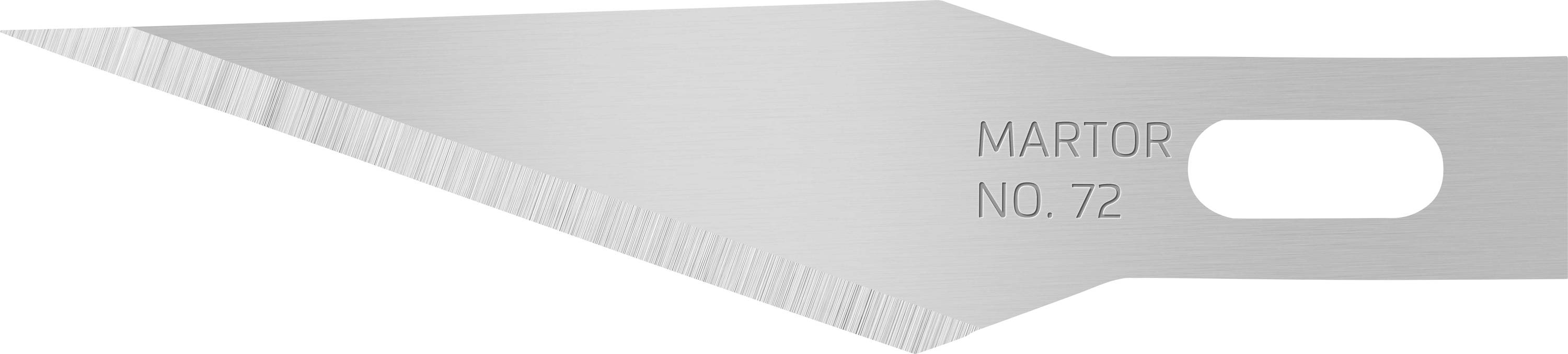 Une lame de rechange en argent, affinée de manière pointue et tranchante, avec 'Martor No. 72' gravé, vue de côté.