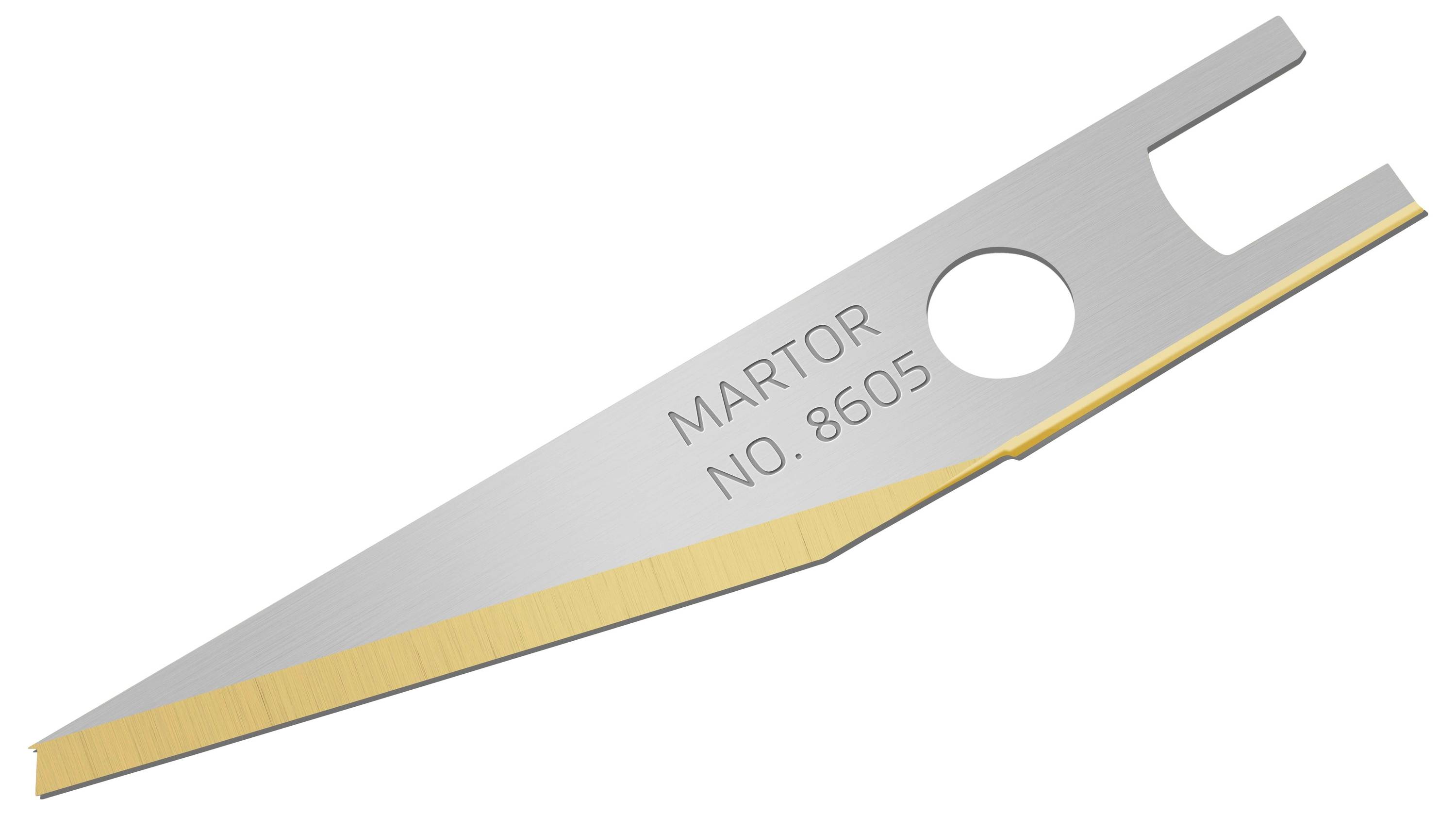 Une lame de rechange argentée avec une pointe biseautée et un tranchant jaune. Un trou en son centre. Inscription : « MARTOR NO. 8605 ».