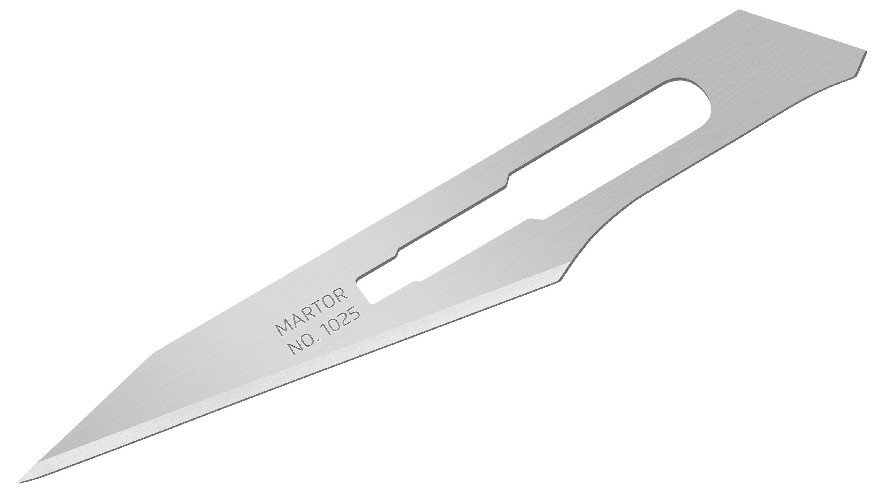 Une lame de scalpel argentée aux bords tranchants portant l'inscription 'MARTOR NO. 1025', convenant aux travaux chirurgicaux ou artisanaux.