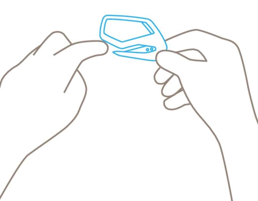 Une main pointe une esquisse d'un appareil bleu avec un écran et des boutons, tenu par une autre main.