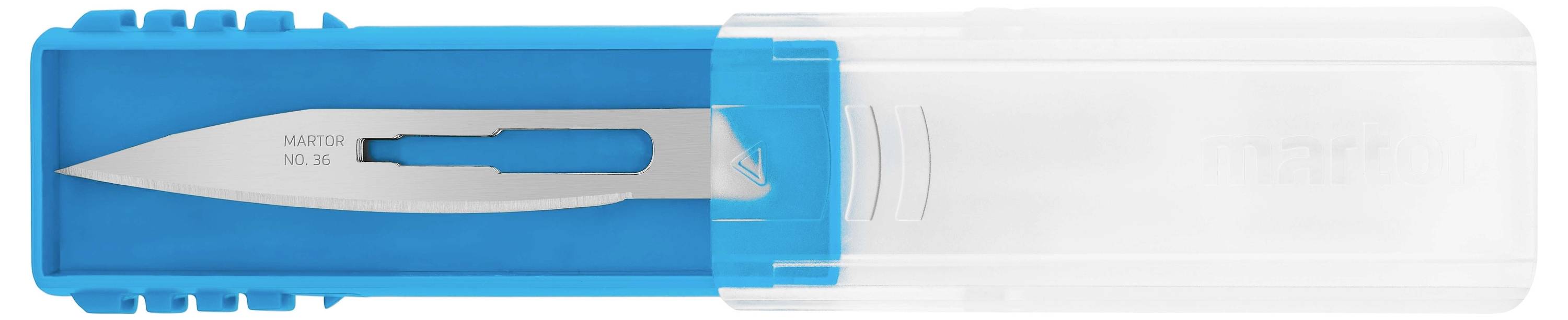Un scalpel chirurgical avec une poignée bleue est présenté dans un emballage transparent partiellement fermé.
