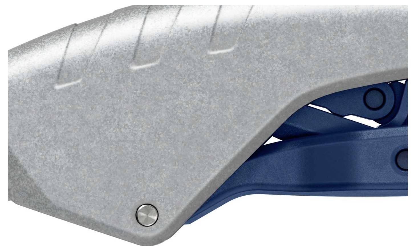 Surface argentée structurée d'un outil, probablement un levier ou une poignée, avec des éléments de fond bleus.