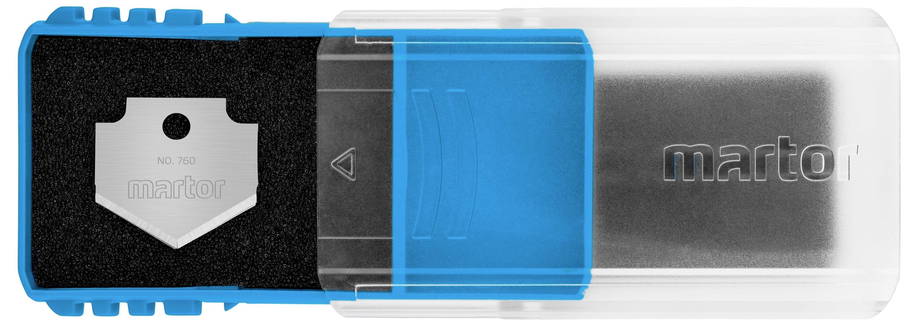Un couteau de rechange à lame trapézoïdale argentée dans un boîtier en plastique transparent bleu portant l'inscription 'martor' sur le couvercle.