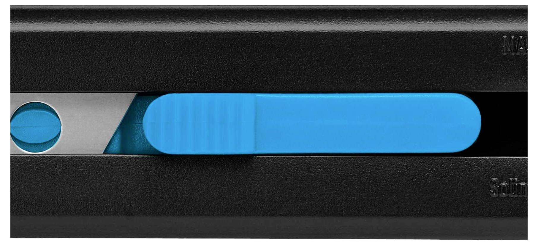 Un support de lame noir avec une lame bleue partiellement sortie, sur un fond blanc.