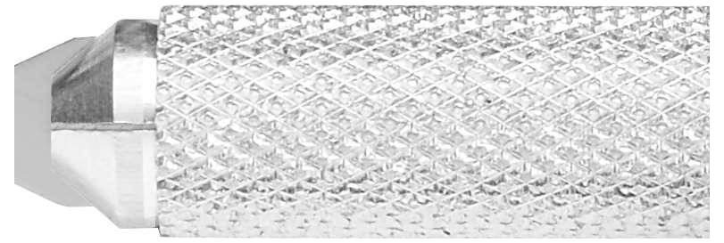 Gros plan sur une poignée métallique argentée texturée avec une surface antidérapante et un motif en diamant.