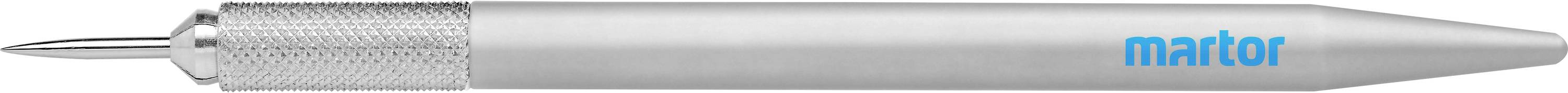 Stylo argenté avec l'inscription bleue 'martor', partiellement visible sur l'image, soulignant la conception minimaliste.