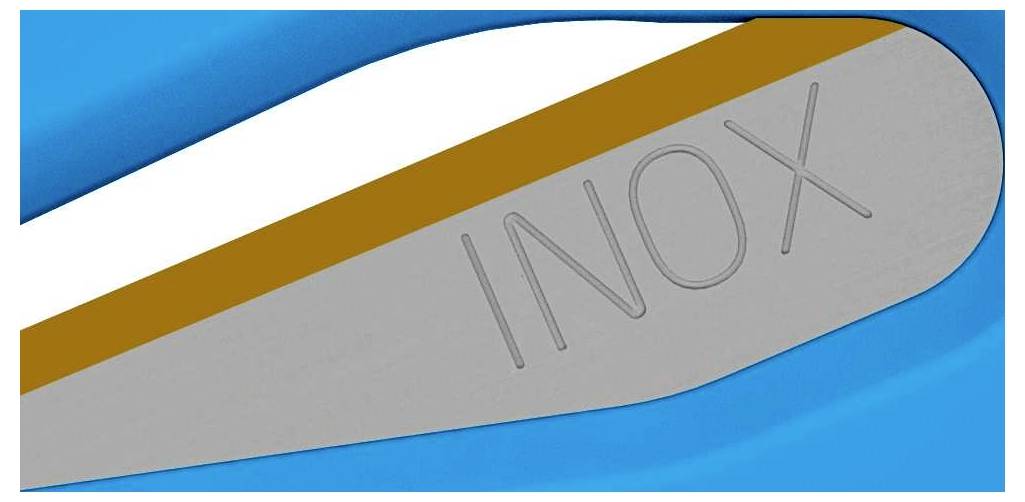 Logo « INOX » sur une pièce métallique grise devant un fond bleu.