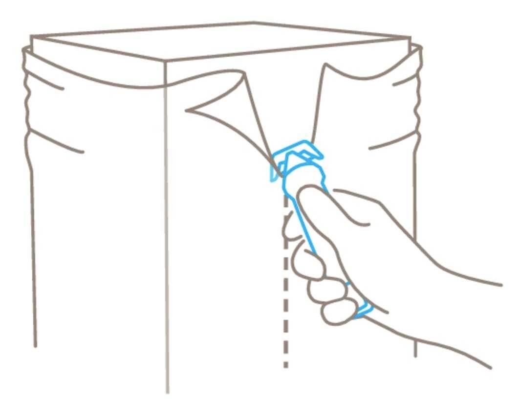 Une main ouvre un sachet scellé avec une fermeture à glissière bleue en la tirant le long d'une ligne pointillée.