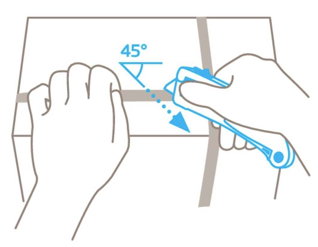 Des mains ouvrent un carton avec un cutter tenu à un angle de 45 degrés.