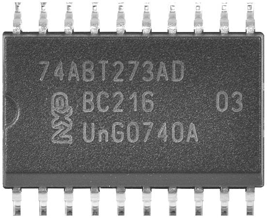Un circuit intégré noir portant l'inscription '74ABT273AD', 'BC216', 'Un60740A', en particulier de NXP.