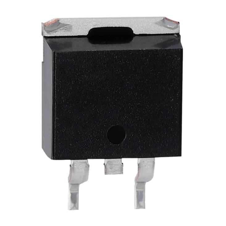 Composant électronique noir avec deux bornes métalliques, probablement un transistor, sur fond blanc.