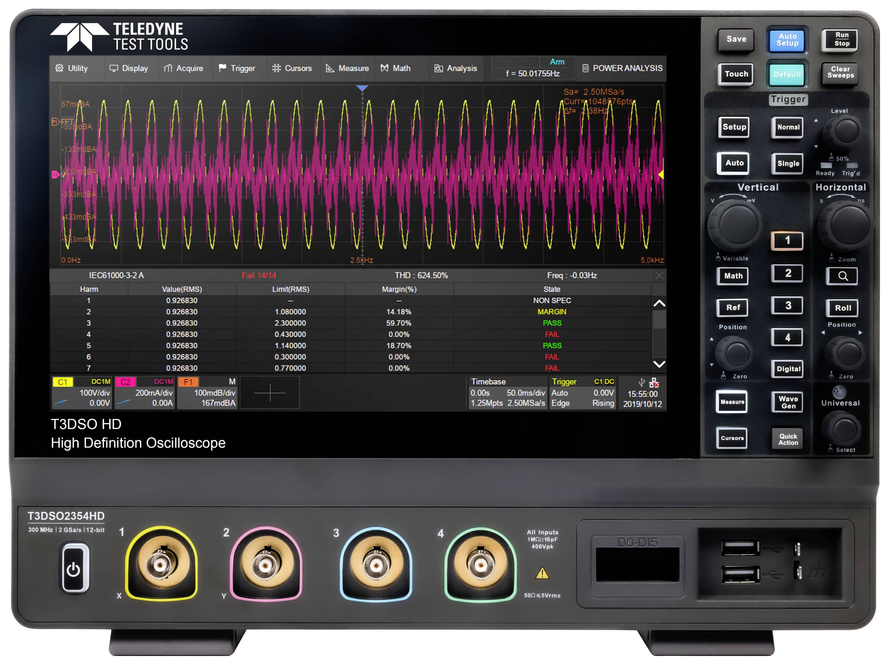 'Oscilloscope avec affichage numérique des formes d'ondes et des valeurs de mesure, différentes connexions en bas, commandes à droite.'