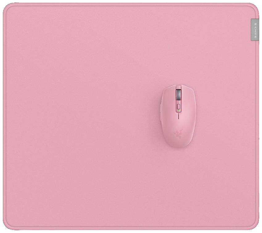Une souris d'ordinateur rose repose sur un tapis de souris rose assorti.