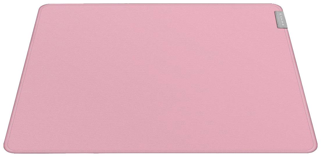 Un tapis de souris rectangulaire rose avec une petite étiquette dans le coin supérieur. Le pad a une surface lisse et des coins arrondis.
