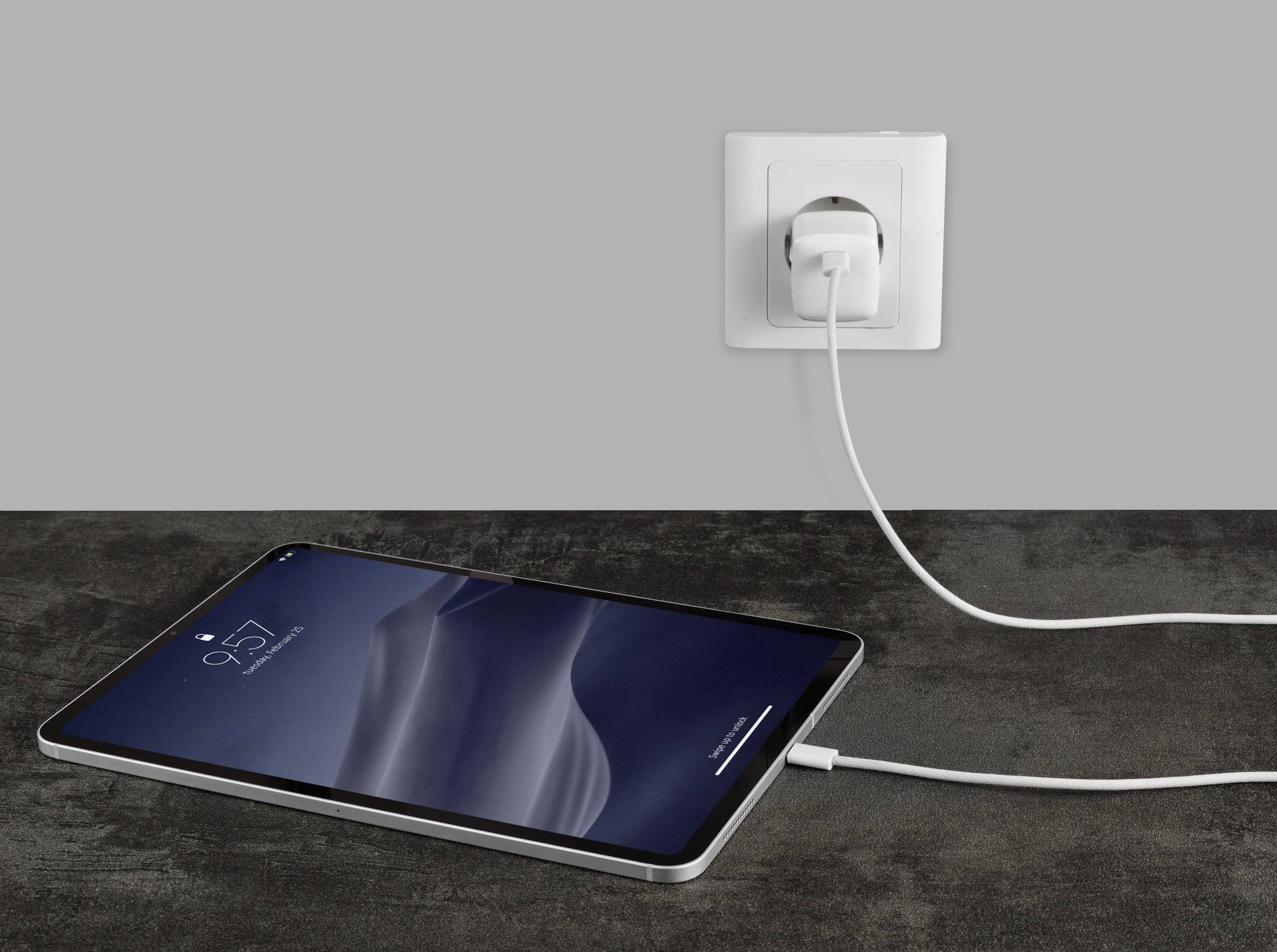 La tablette est branchée à une prise électrique et se charge. L'écran affiche l'heure 9:41.