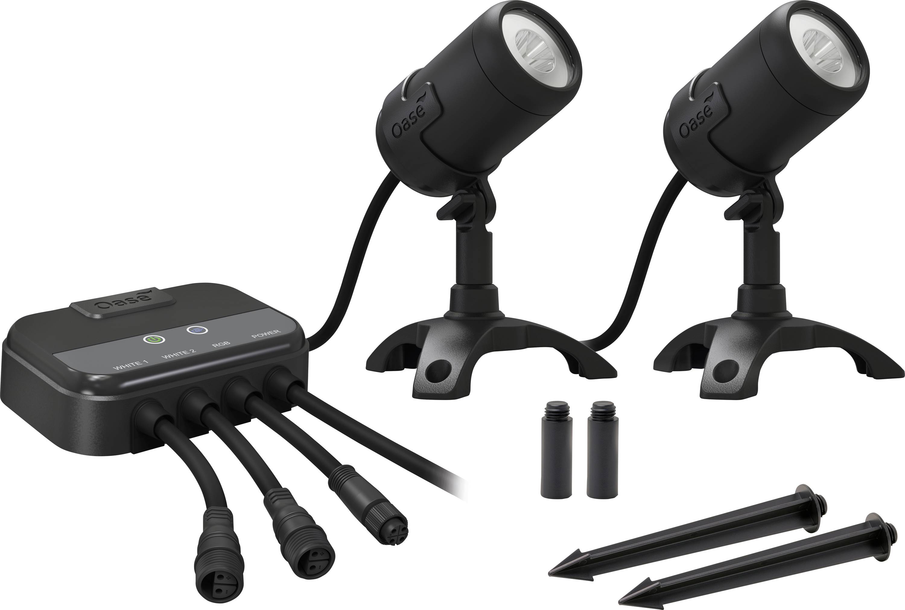 « Projecteurs d'extérieur intelligents par Oase » : Deux projecteurs orientables livrés avec des piquets de terre et des câbles de raccordement, adaptés à l'éclairage de jardin et d'aménagements paysagers.