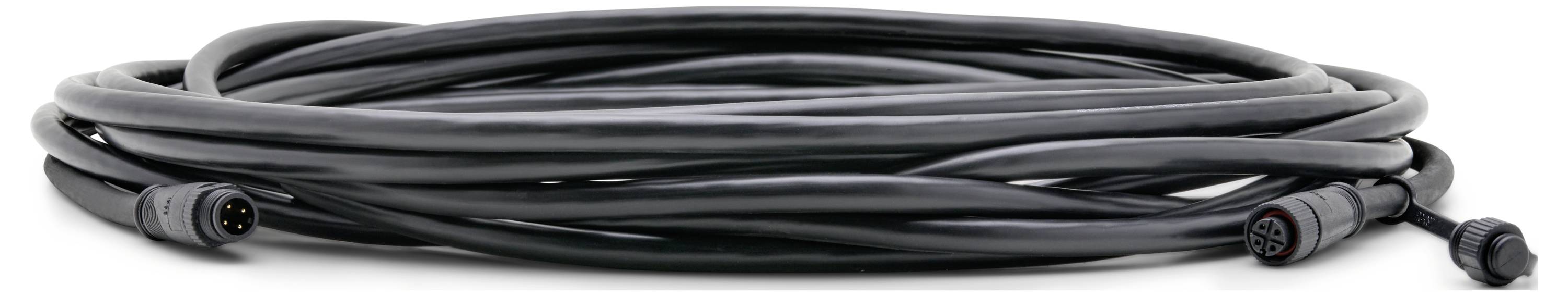 Un câble noir enroulé, muni de connecteurs à chaque extrémité, utilisé pour relier des appareils électroniques, est posé sur une surface blanche.