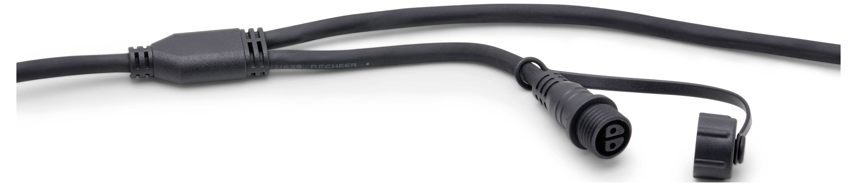 Un câble électrique noir avec un connecteur rond et capuchonné à son extrémité, disposé horizontalement, montrant les détails du connecteur et du câble.