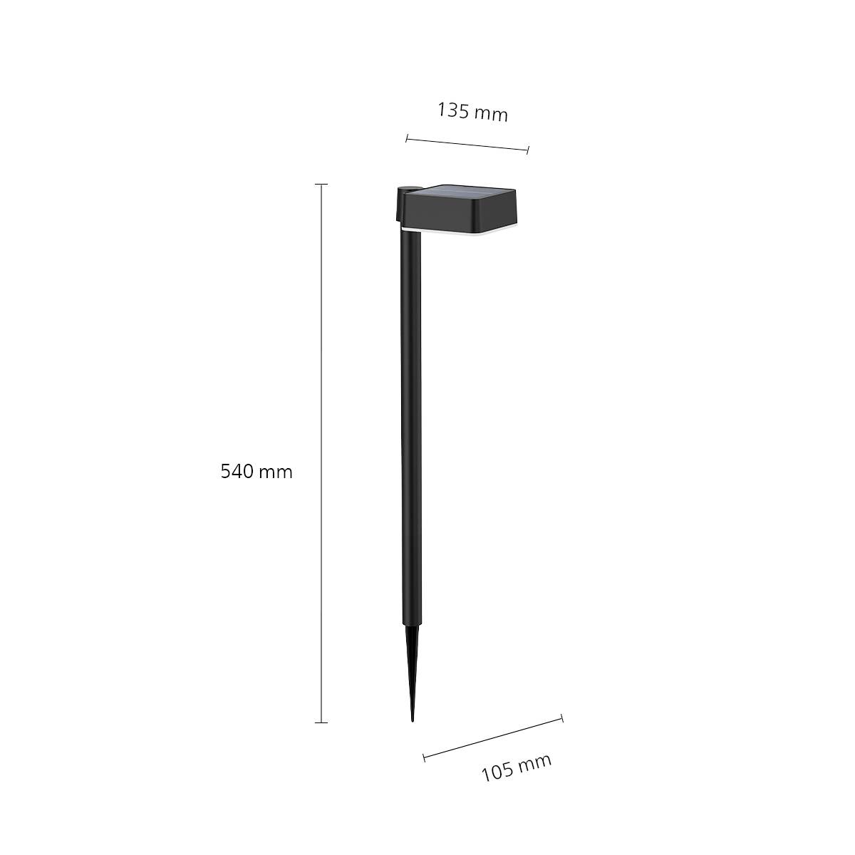 Une lampe solaire de jardin noire avec une tige de 540 mm de long. Elle possède un luminaire rectangulaire en haut, large de 135 mm et profond de 105 mm.