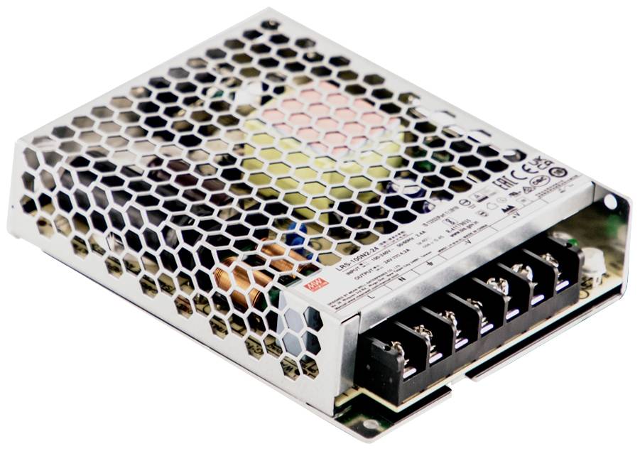 Bloc d'alimentation dans un boîtier métallique perforé, montrant les bornes pour connexions électriques. Utilisé pour l'alimentation en courant continu.