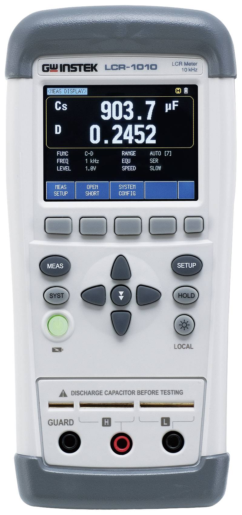 Appareil de mesure LCR numérique portable 'GW Instek LCR-1010' affichant sur l'écran : 903,7 μF et 0,2452. Touches de contrôle et de réglage en dessous.