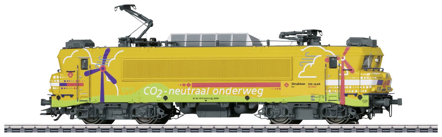 Locomotive électrique jaune portant l'inscription « CO₂-neutre en route ». La locomotive est sur une voie ferrée, symbolisant un transport respectueux de l'environnement.
