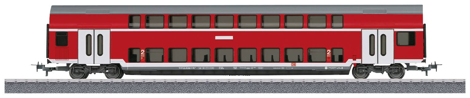 Un wagon à deux étages de couleur rouge est stationné sur une voie ferrée. Le wagon a des fenêtres noires et des zones de portes blanches.