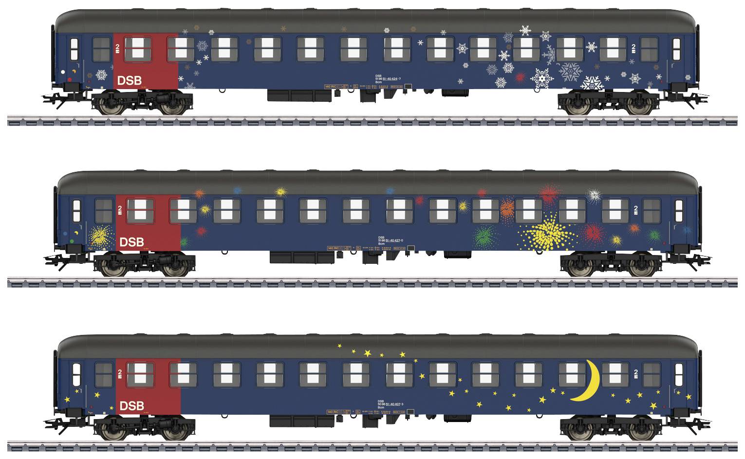 Trois modèles de wagons de train DSB en bleu foncé avec différents éléments graphiques festifs tels que des flocons de neige, des étoiles et une lune.