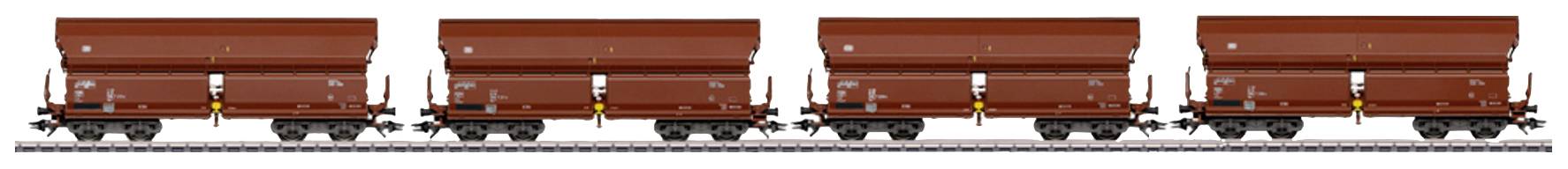 Quatre wagons de marchandises bruns sont alignés sur des rails. Ils sont de la même taille et identiques, vus de côté.