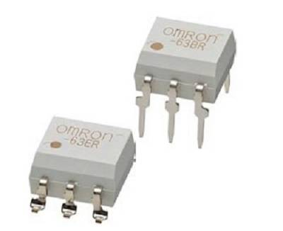 Deux composants électroniques portant l'inscription 'OMRON', de conception différente. Ils sont rectangulaires avec des connexions métalliques à la base.