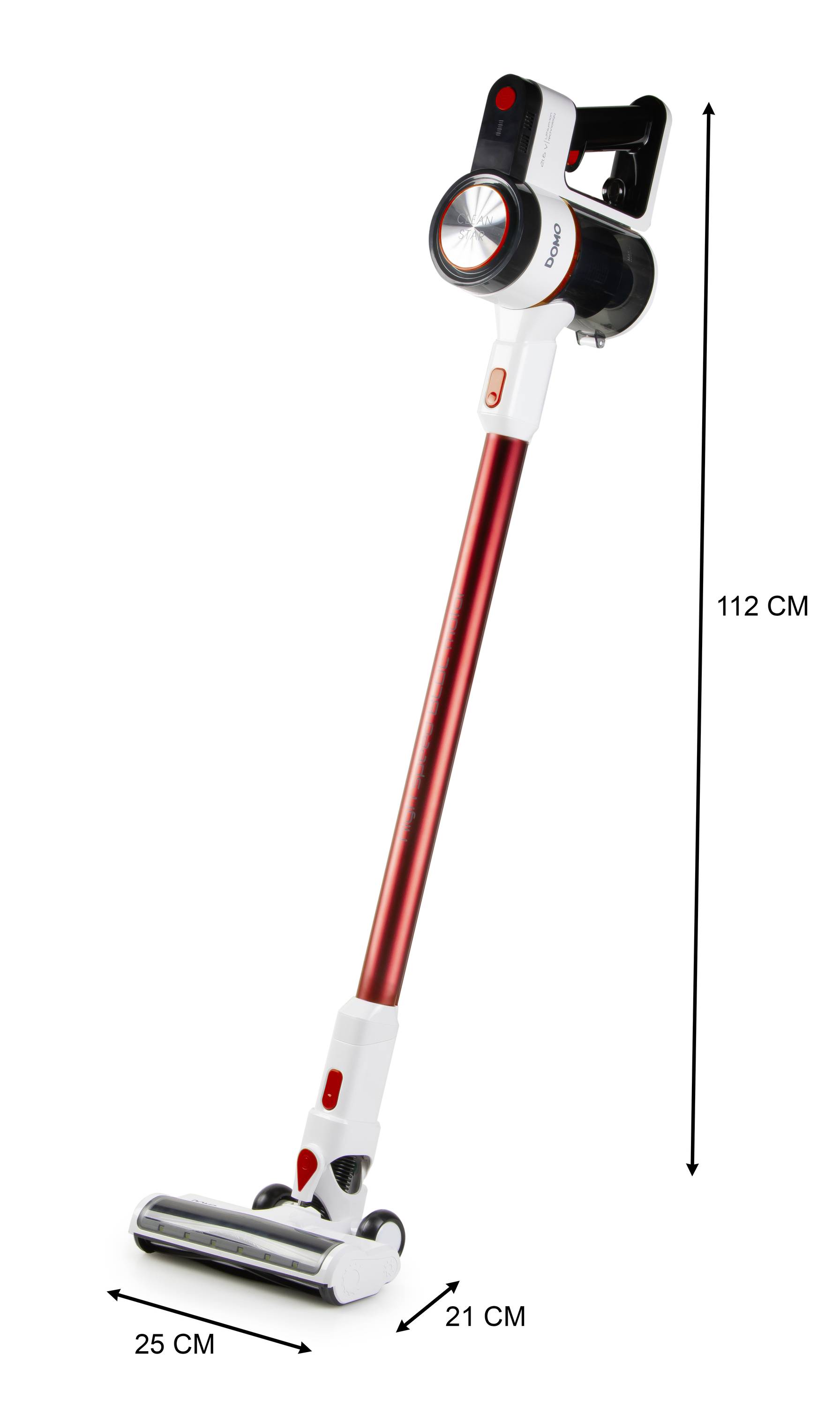 Aspirateur sans fil avec manche rouge, long de 112 cm. Modèle vertical avec roues sur la buse, longueur totale de la tête 25 cm, largeur 21 cm.