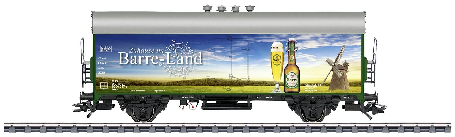L'image montre un wagon de train portant une publicité pour la bière Barre, avec un motif de paysage et d'éoliennes.