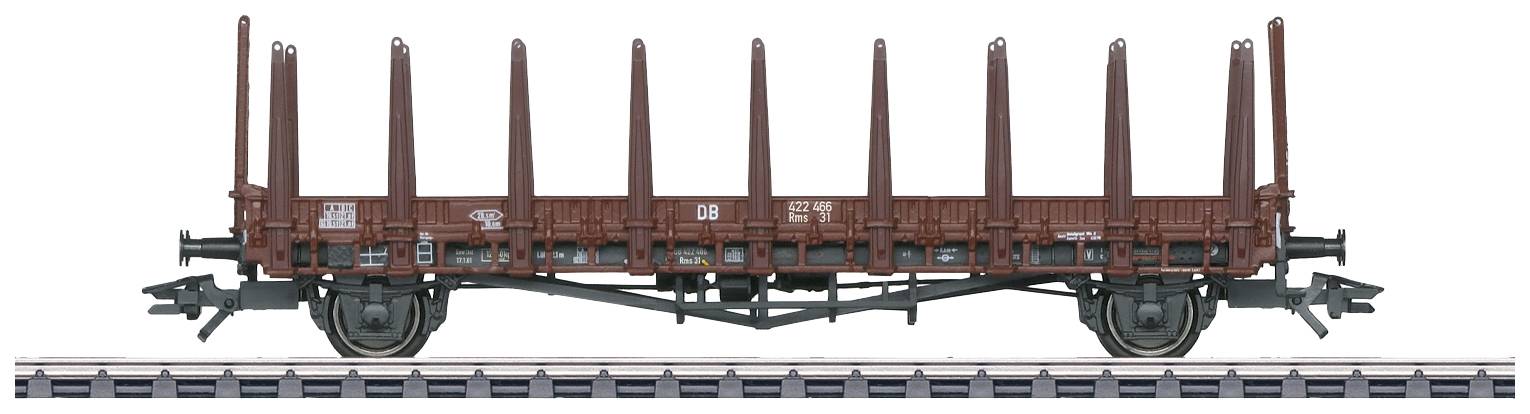 Un wagon à parois latérales hautes sur une voie ferrée, adapté pour le transport de bois ou de matériaux longs.