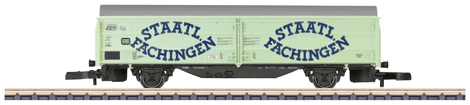 Un wagon de marchandises modèle de la marque 'Staatl. Fachingen' est posé sur un tronçon de rail. Le wagon est vert clair avec une inscription bleue.