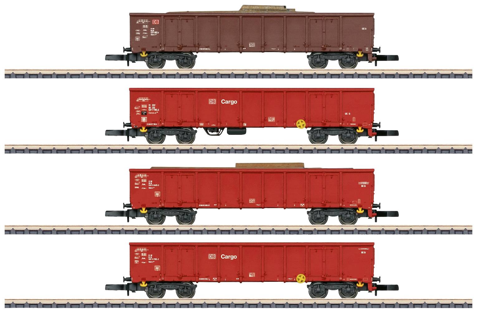 Quatre wagons de marchandises rouges sur des voies ferrées, vus de côté. Deux wagons portent le logo 'DB Cargo'. Chaque wagon présente des inscriptions légères.