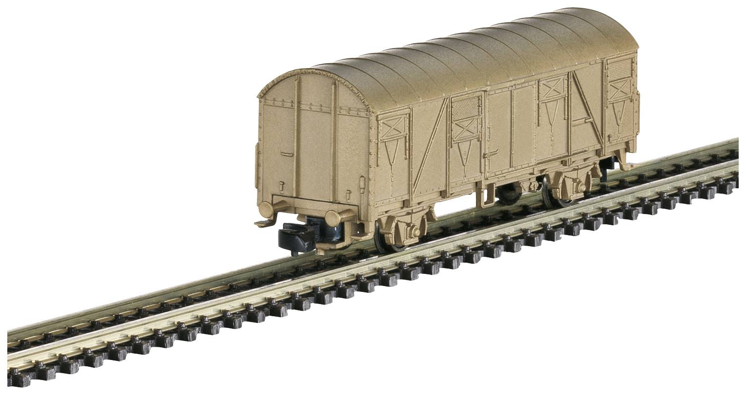 Un wagon de marchandises de train miniature sur un rail, représenté en marron, montre une précision des détails qui ravira les passionnés de modélisme ferroviaire.