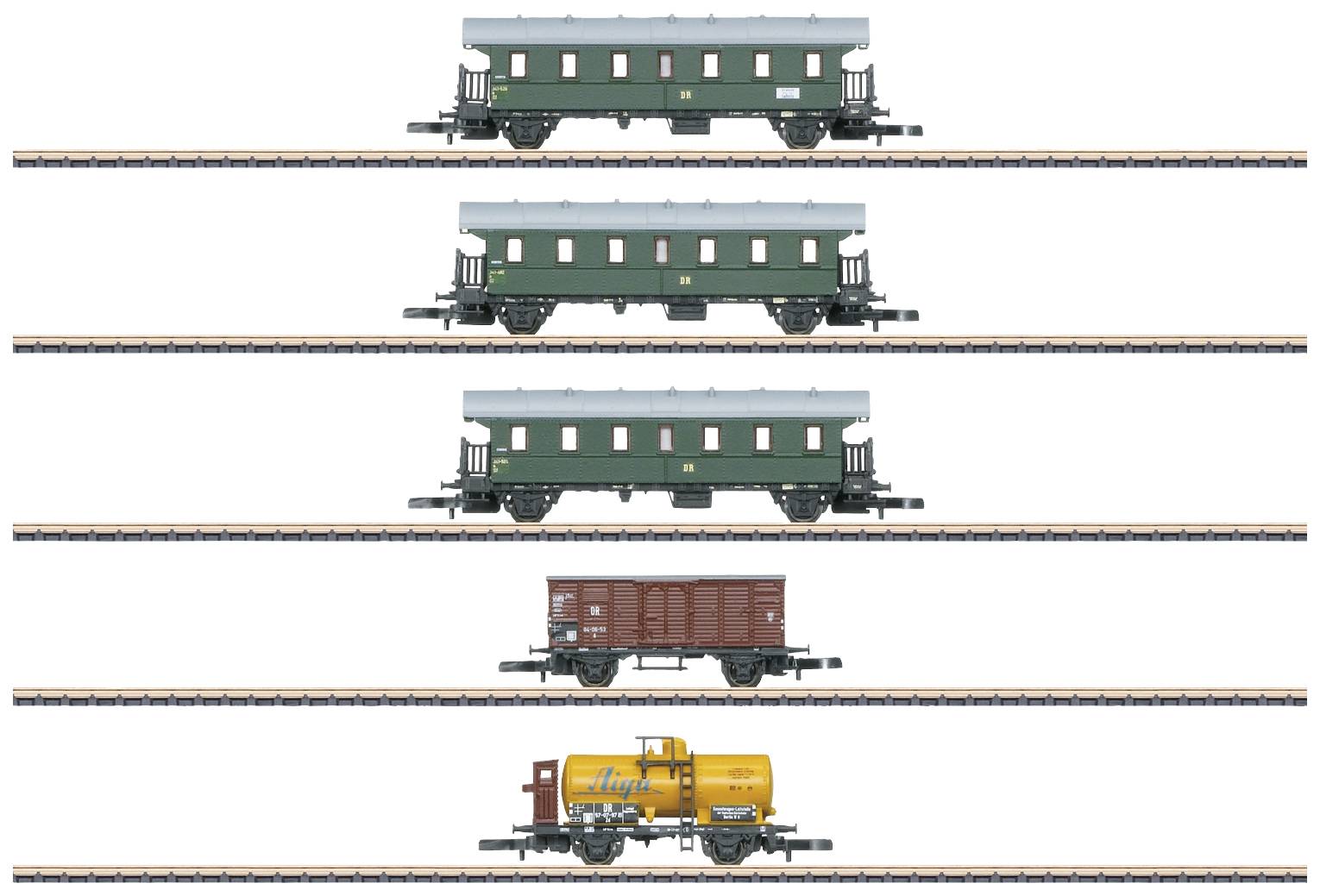 Quatre wagons de train miniatures : deux wagons de voyageurs verts, un wagon de marchandises brun, un wagon-citerne jaune avec le logo 'Aral'.