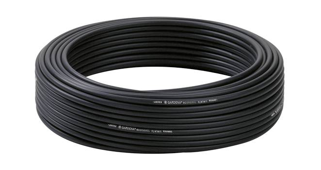 Une grande bobine de câble noir enroulée est posée sur un fond blanc. Le câble semble long et épais, adapté à une utilisation extérieure.