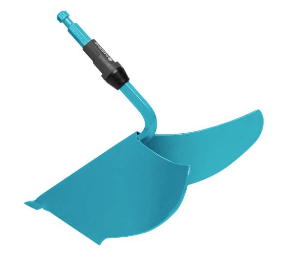Un outil de jardin bleu, probablement un accessoire de charrue, avec une lame métallique incurvée et un manche court.