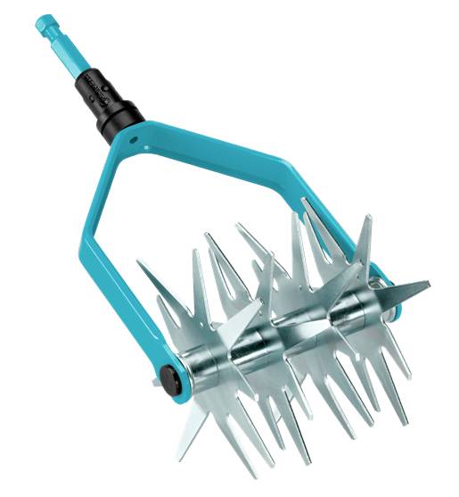 Un cultivateur bleu à trois roues dentelées en étoile, idéal pour ameublir le sol du jardin.