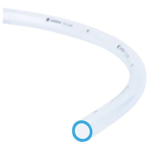 Un tube en plastique transparent et incurvé avec un bord bleu, posé contre un fond blanc.