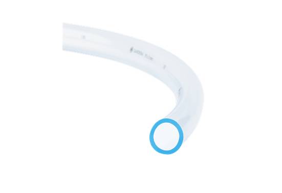 Tube transparent, courbé, avec un bord bleu, montrant la flexibilité et la structure du matériau, souvent utilisé pour le passage de liquides.