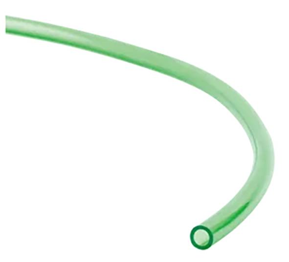 Tuyau en plastique vert, courbé, transparent, présenté sur un fond blanc.