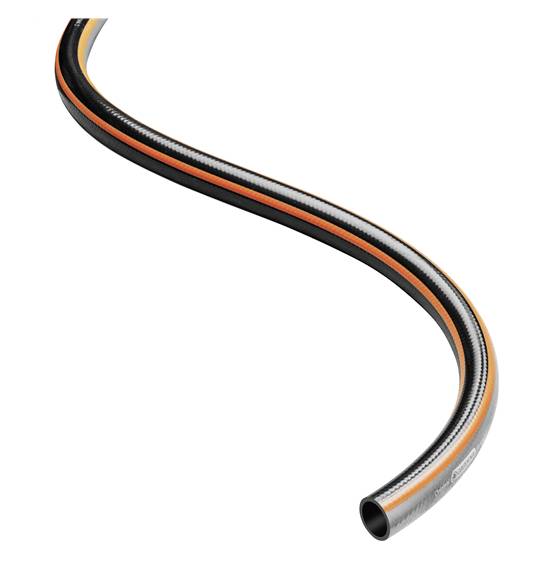 Un tuyau d'arrosage flexible avec une combinaison de couleurs noir, orange et argent, dont l'extrémité est pourvue d'une connexion métallique.
