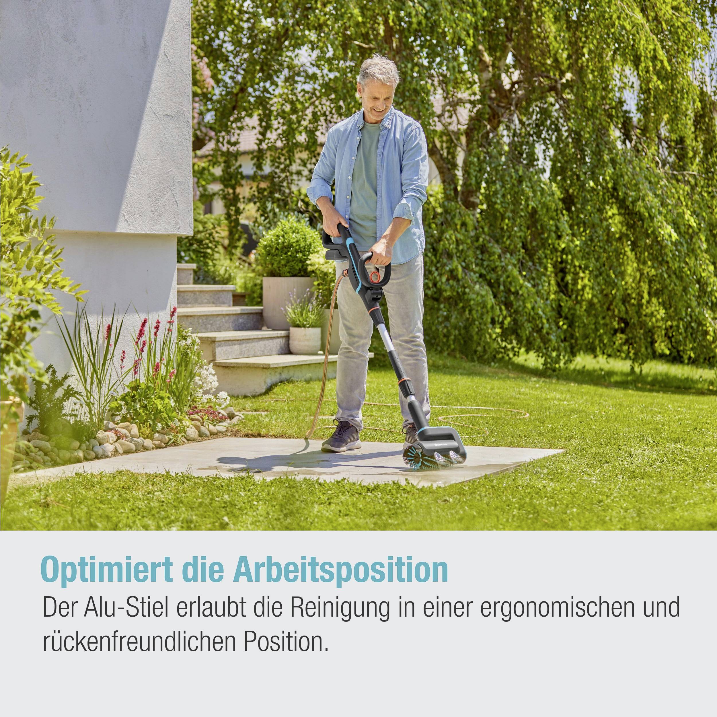 Une personne tond la pelouse avec une tondeuse ergonomique à côté d'un bâtiment moderne. Le texte met en évidence la posture de travail ergonomique.