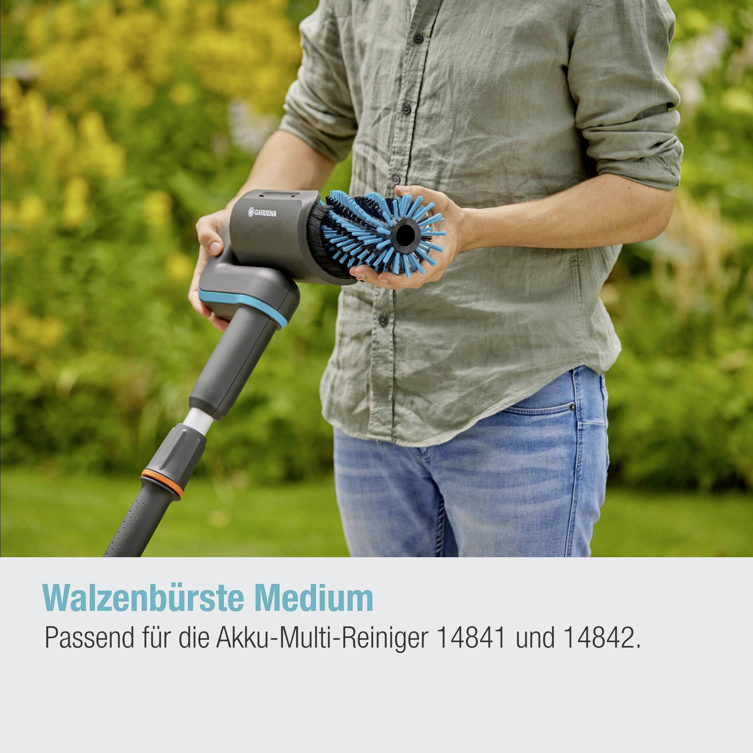 Une personne tient une brosse à rouleau pour nettoyeur multifonction sans fil. Description du produit : 'Brosse à rouleau pour nettoyeurs multifonctions sans fil 14841 et 14842'.