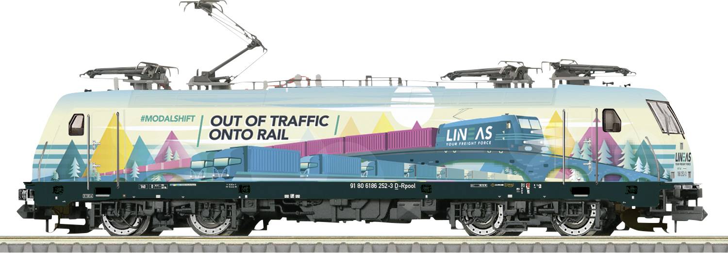 Une locomotive électrique moderne avec des graphiques de paysage colorés, sur laquelle se trouve un train de marchandises et l'inscription « Out of Traffic Onto Rail ».