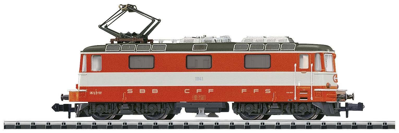 Un modèle orange et blanc d'une locomotive électrique des CFF vue de côté, posé sur une voie ferrée.